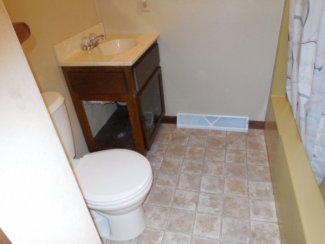 tub finished bathroom.JPG